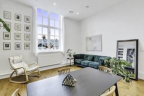 Vibrant 2-bed Flat: Acton's Best Stay!