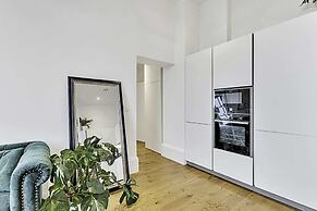 Vibrant 2-bed Flat: Acton's Best Stay!
