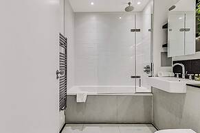 Vibrant 2-bed Flat: Acton's Best Stay!