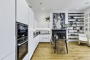 Vibrant 2-bed Flat: Acton's Best Stay!