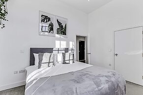 Vibrant 2-bed Flat: Acton's Best Stay!