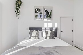Vibrant 2-bed Flat: Acton's Best Stay!
