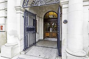 Vibrant 2-bed Flat: Acton's Best Stay!