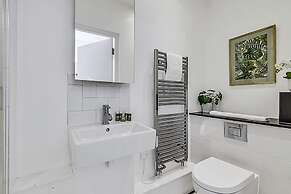 Vibrant 2-bed Flat: Acton's Best Stay!