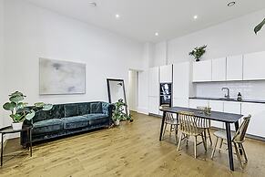 Vibrant 2-bed Flat: Acton's Best Stay!
