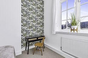 Vibrant 2-bed Flat: Acton's Best Stay!