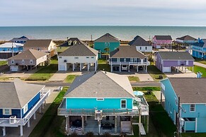 The Reel Teal 3 Bedroom Home by RedAwning