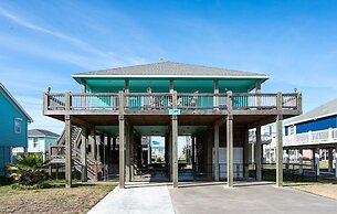 The Reel Teal 3 Bedroom Home by RedAwning