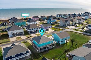 The Reel Teal 3 Bedroom Home by RedAwning