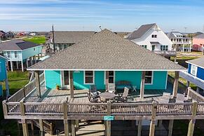 The Reel Teal 3 Bedroom Home by RedAwning
