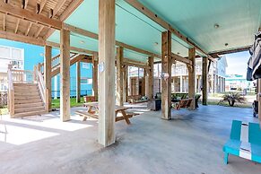 The Reel Teal 3 Bedroom Home by RedAwning