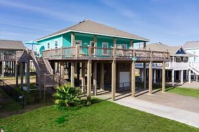 The Reel Teal 3 Bedroom Home by RedAwning