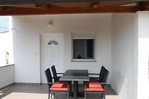 Snjeza - 80 m From Beach - A2 Apartman