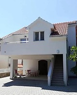 Ivan - Free Parking - A2