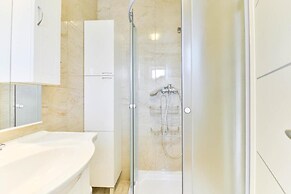 Gizmo - With Jacuzzi - H