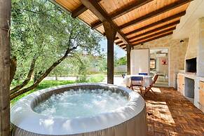 Gizmo - With Jacuzzi - H