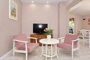 Gizmo - With Jacuzzi - H