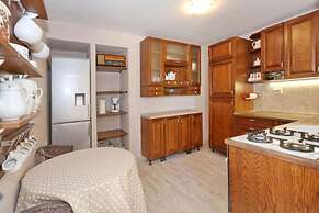 Gizmo - With Jacuzzi - H