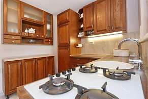 Gizmo - With Jacuzzi - H