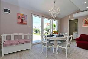 Gizmo - With Jacuzzi - H