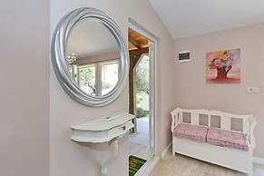 Gizmo - With Jacuzzi - H