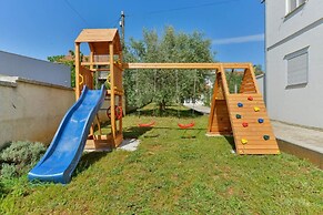 Gizmo - With Jacuzzi - H