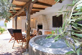 Gizmo - With Jacuzzi - H