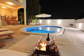 Max - Luxurious With Pool - A1