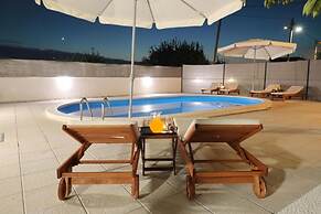 Max - Luxurious With Pool - A1