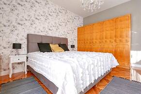 Max - Luxurious With Pool - A1