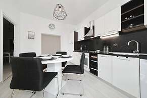 Max - Luxurious With Pool - A1