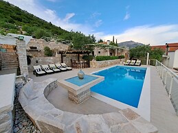 Three Holiday Homes - H2 Wood