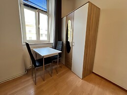 EasyStay 3BR shared Apt. Near Meidling