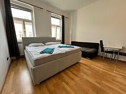 EasyStay 3BR shared Apt. Near Meidling