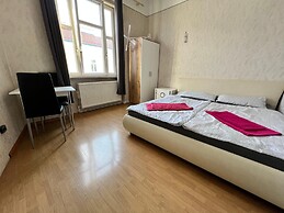 EasyStay 3BR shared Apt. Near Meidling