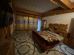 Diamond Valley x One Light Stays