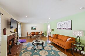 Modern Relaxing Retreat With Private Pool 4 Bedroom Home by RedAwning