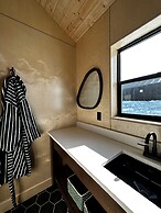 Yellowstone Peaks Hotel