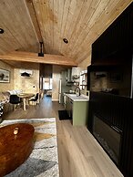 Yellowstone Peaks Hotel