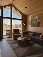 Yellowstone Peaks Hotel