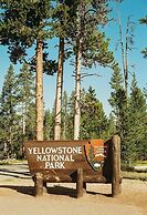 Yellowstone Peaks Hotel