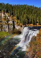 Yellowstone Peaks Hotel