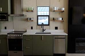 Yellowstone Peaks Hotel