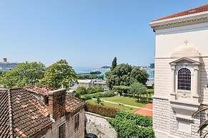 Central Station Art Apartment