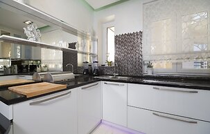 Central Station Art Apartment