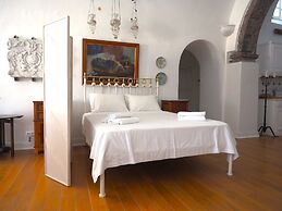 The Palm Rock Finikia Santorini