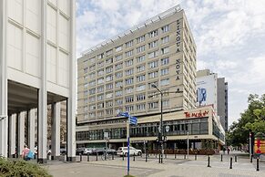 Grey Apartment Śródmieście by Renters