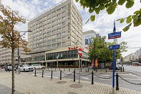 Grey Apartment Śródmieście by Renters