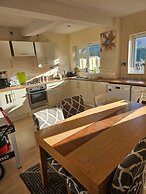 5-bed House With Separate Living Room