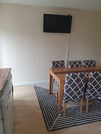 5-bed House With Separate Living Room